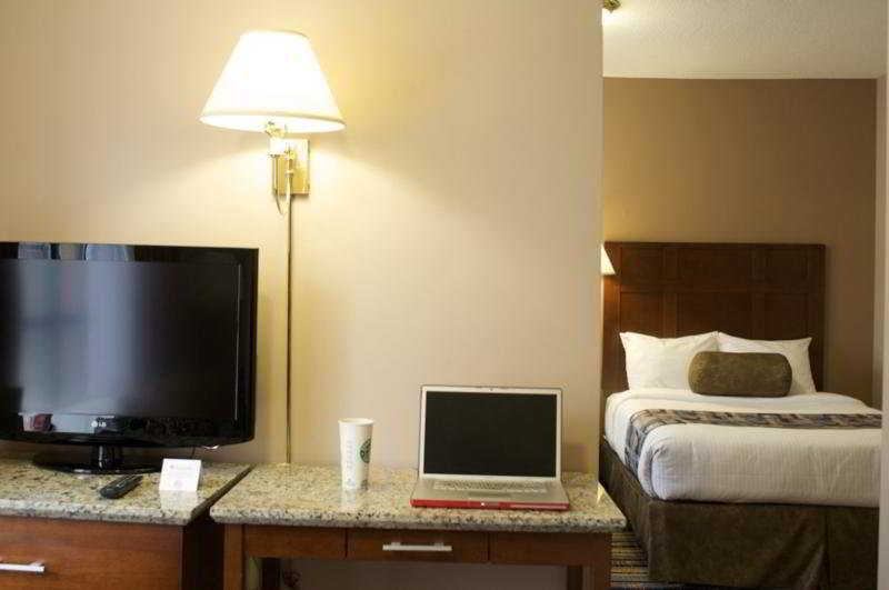 Quality Inn & Suites (Adults Only) Ванкувър Екстериор снимка