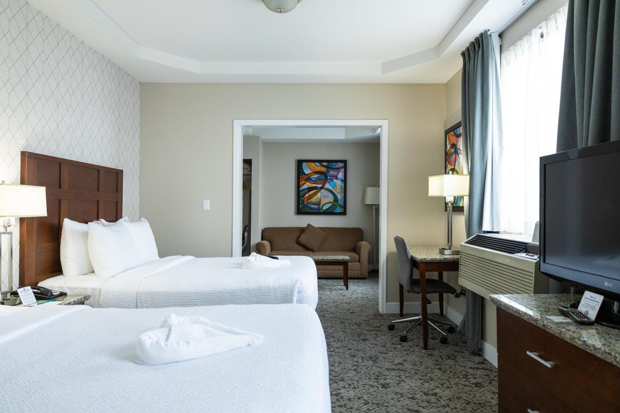 Quality Inn & Suites (Adults Only) Ванкувър Екстериор снимка