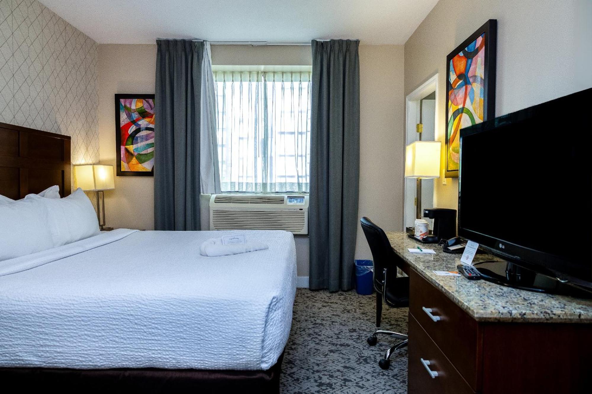 Quality Inn & Suites (Adults Only) Ванкувър Екстериор снимка