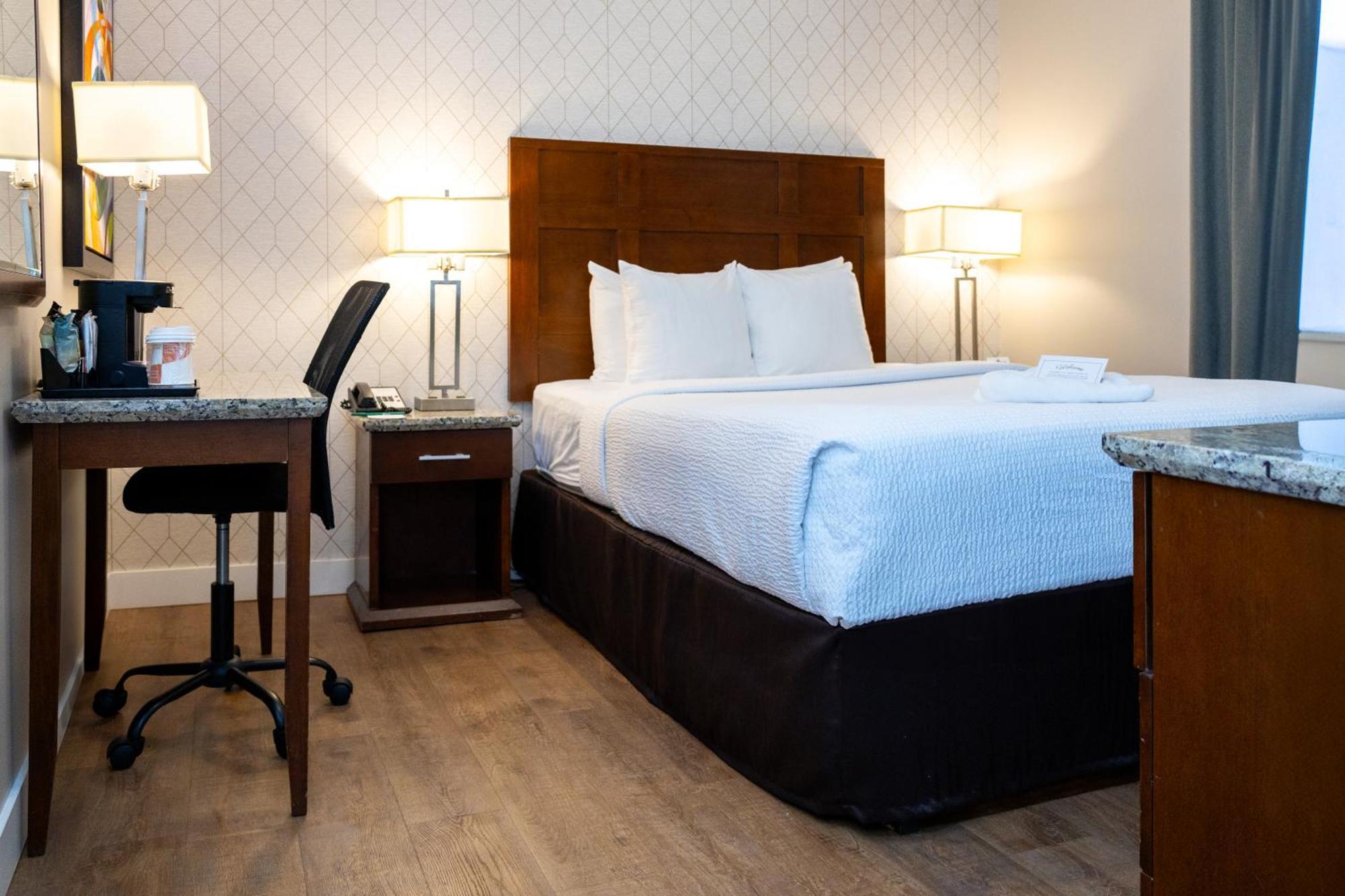 Quality Inn & Suites (Adults Only) Ванкувър Екстериор снимка