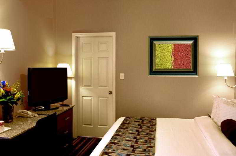 Quality Inn & Suites (Adults Only) Ванкувър Екстериор снимка