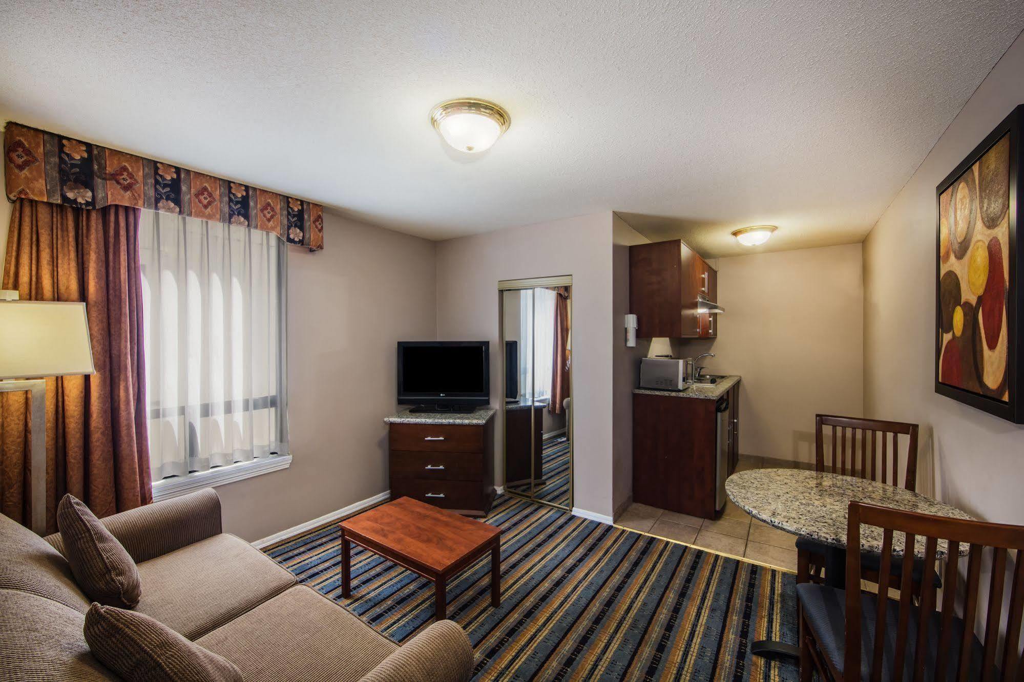 Quality Inn & Suites (Adults Only) Ванкувър Екстериор снимка