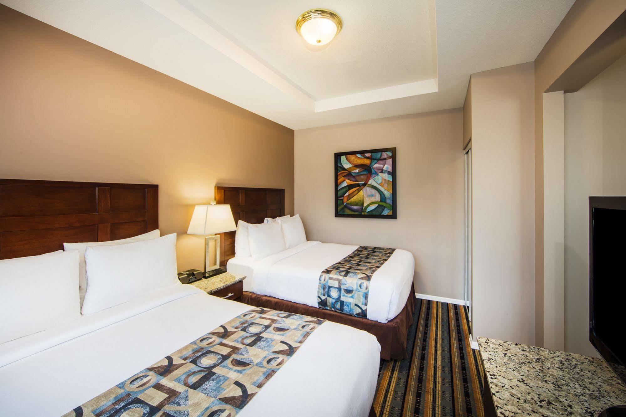 Quality Inn & Suites (Adults Only) Ванкувър Екстериор снимка